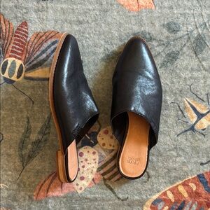 FRYE AND CO Black Leather Mules Sleek Minimalist Design